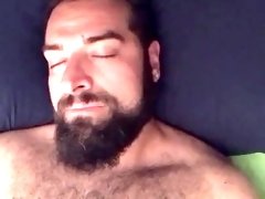 Grosso orso peloso ed arrapato si masturba sudando in camera da letto in estate. Faccia da orgasmo